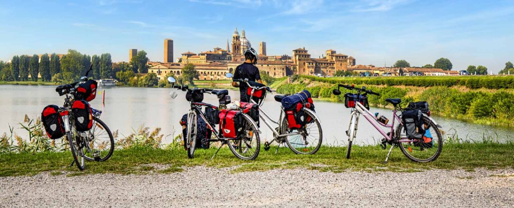 Tour in bici e in barca a Mantova tra i fiori di loto
