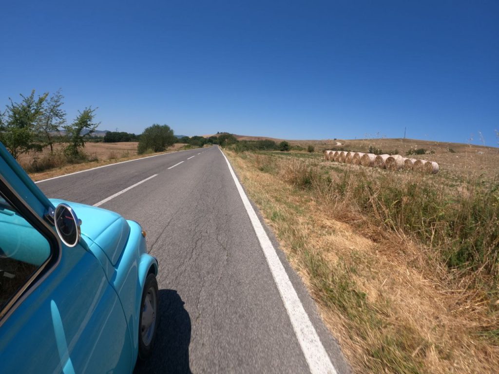 Toscana Vintage: Un Itinerario in Fiat 500 tra Vigneti e Borghi