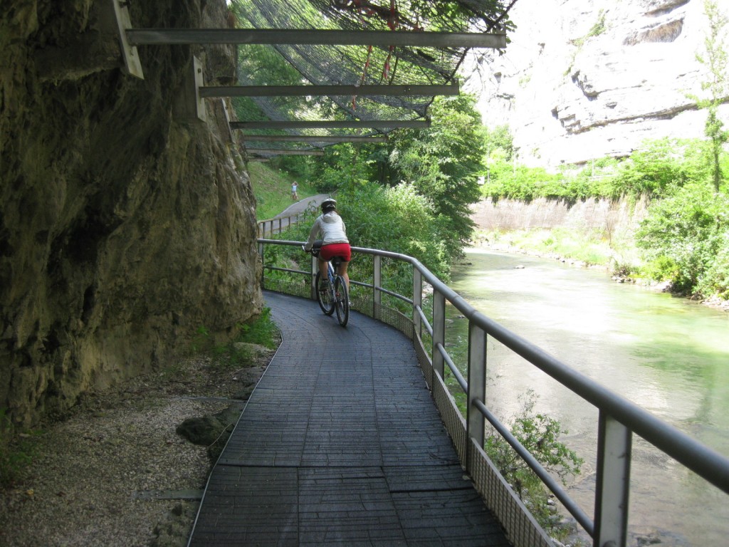 Tour in bici sulla Ciclabile della Valsugana tra borghi e laghi