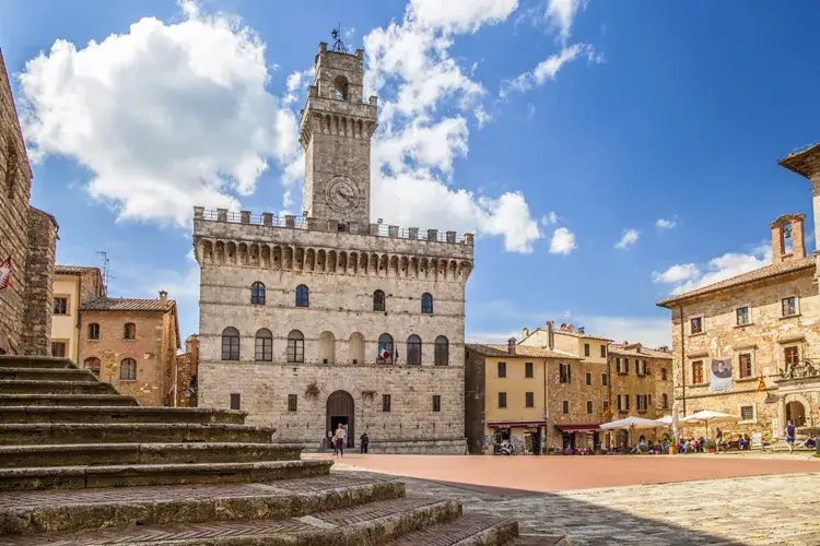 Toscana Vintage: Un Itinerario in Fiat 500 tra Vigneti e Borghi