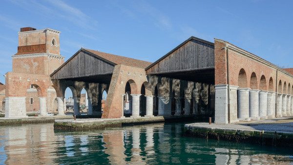 Venezia: le Mani Giganti di Lorenzo Quinn, la Cripta Allagata e i Segreti dell'Arsenale