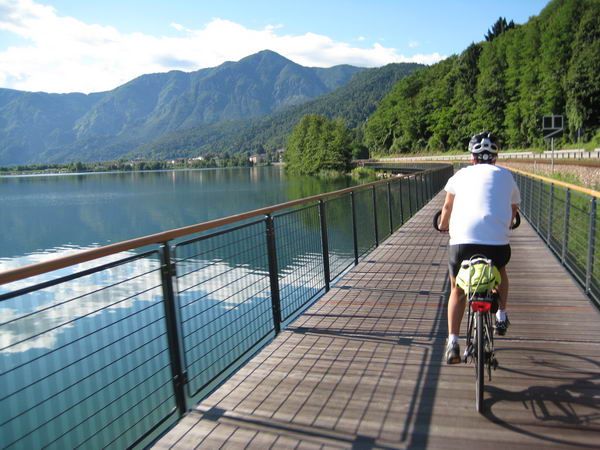 Tour in bici sulla Ciclabile della Valsugana tra borghi e laghi