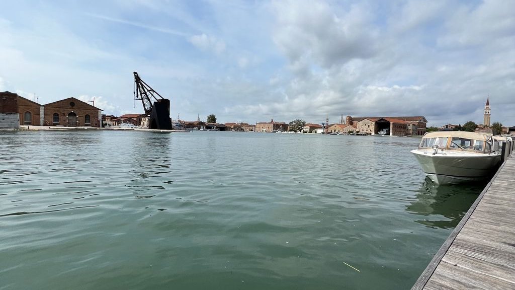 Venezia: le Mani Giganti di Lorenzo Quinn, la Cripta Allagata e i Segreti dell'Arsenale