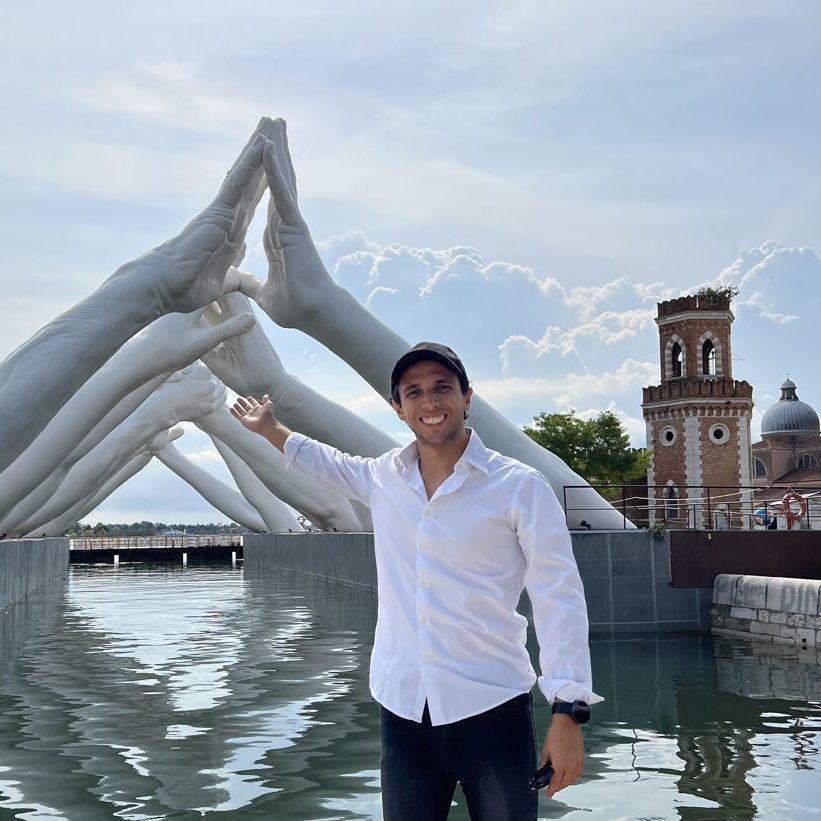 Venezia: le Mani Giganti di Lorenzo Quinn, la Cripta Allagata e i Segreti dell'Arsenale