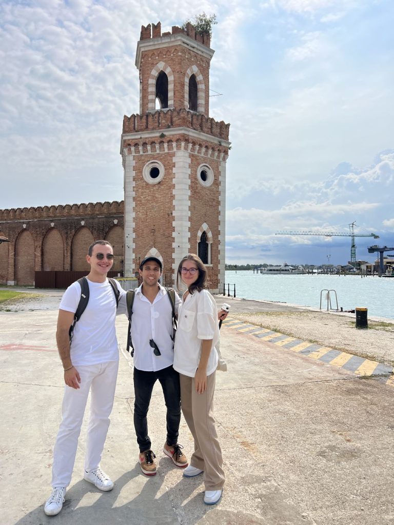 Venezia: le Mani Giganti di Lorenzo Quinn, la Cripta Allagata e i Segreti dell'Arsenale