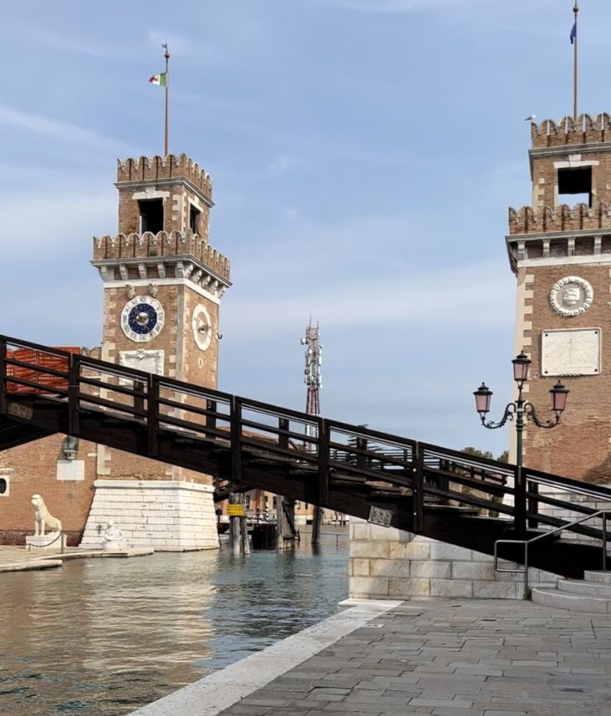 Venezia: le Mani Giganti di Lorenzo Quinn, la Cripta Allagata e i Segreti dell'Arsenale