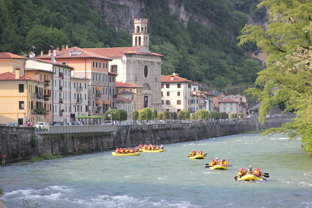 Rafting di gruppo con esplorazione in Valstagna