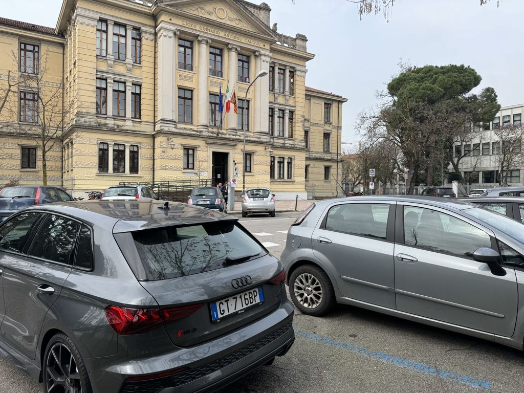 Treviso in un Giorno: la Città d'Acque tra Canali, Tiramisù e Palazzi Medievali