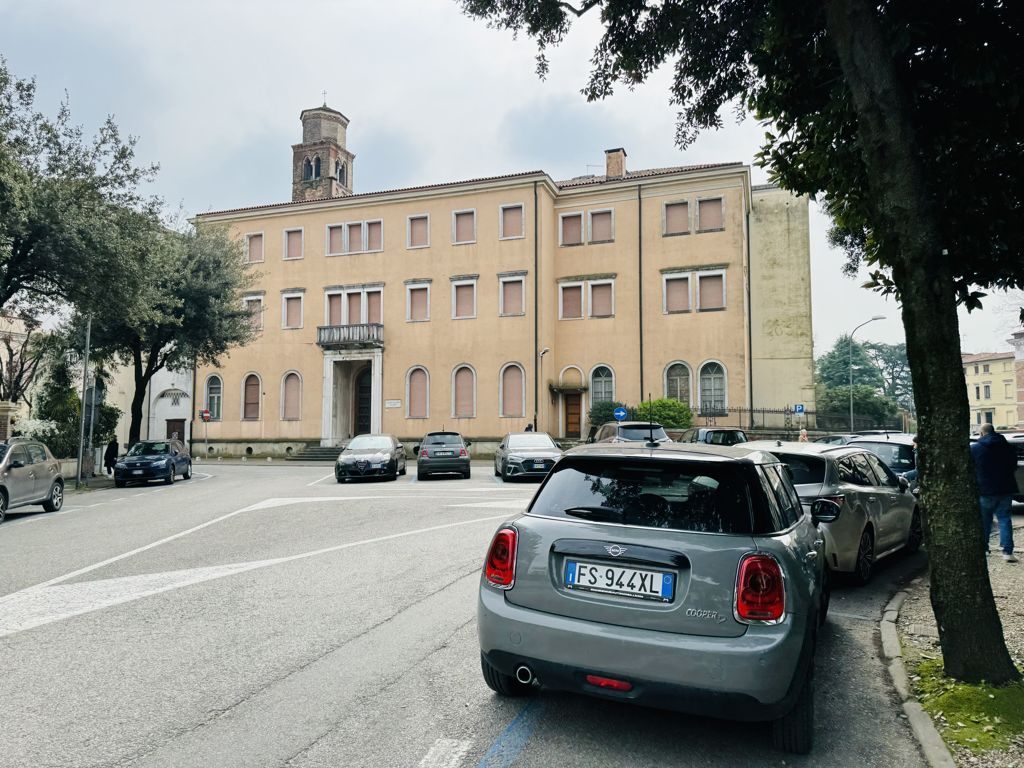 Treviso in un Giorno: la Città d'Acque tra Canali, Tiramisù e Palazzi Medievali
