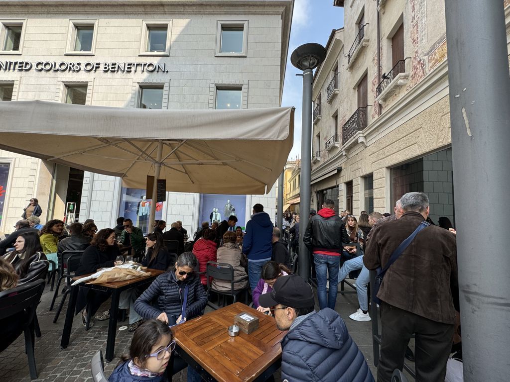 Treviso in un Giorno: la Città d'Acque tra Canali, Tiramisù e Palazzi Medievali