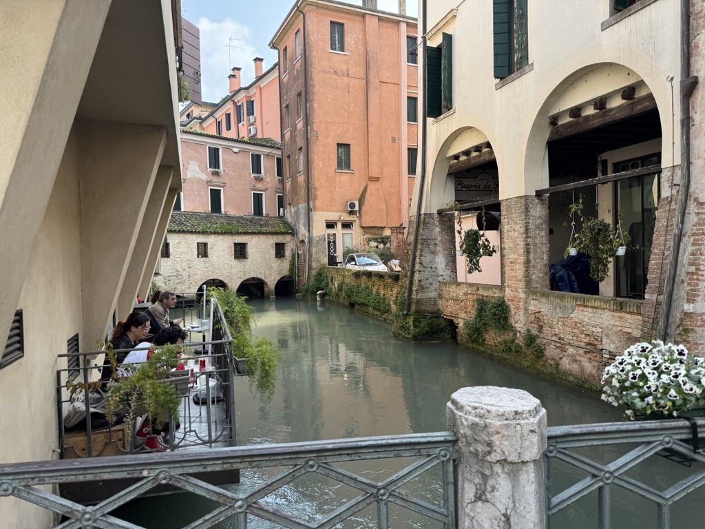 Treviso in un Giorno: la Città d'Acque tra Canali, Tiramisù e Palazzi Medievali