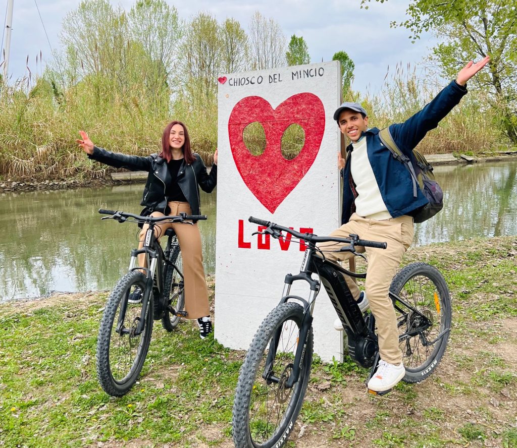 Tour in bici e in barca a Mantova tra i fiori di loto