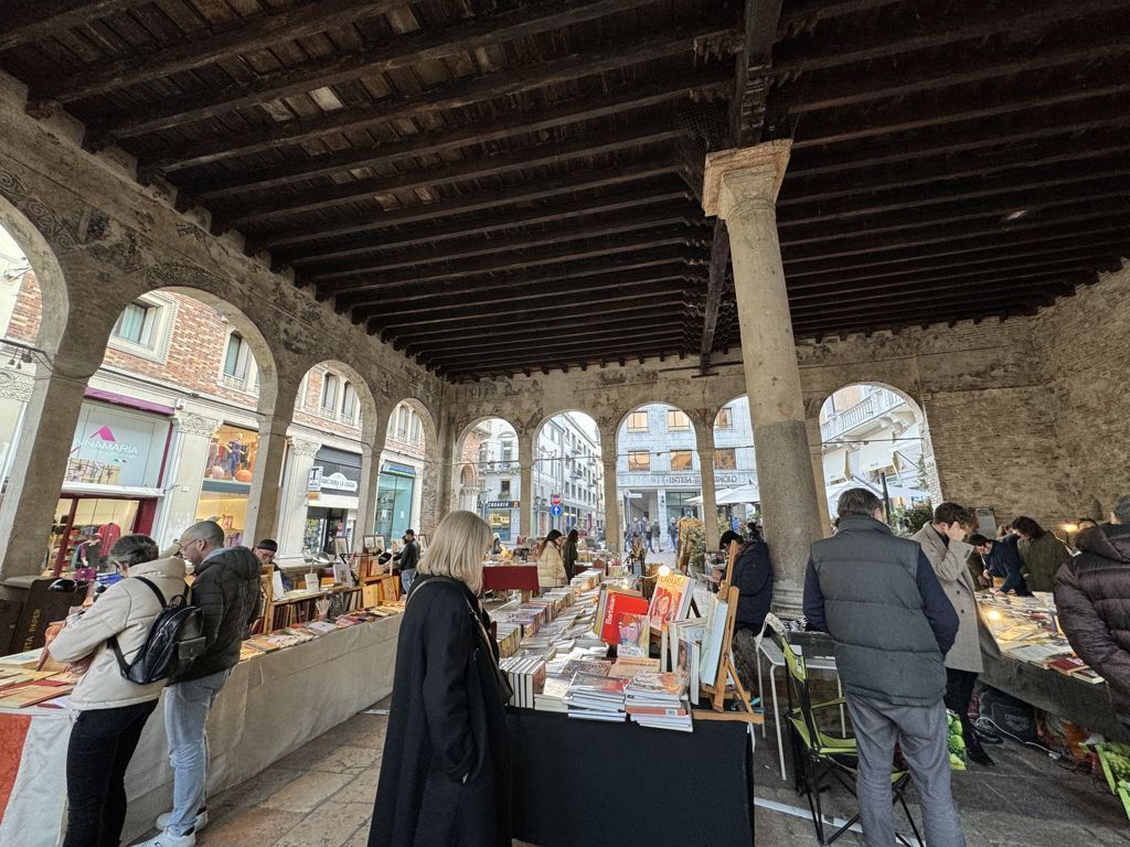 Treviso in un Giorno: la Città d'Acque tra Canali, Tiramisù e Palazzi Medievali