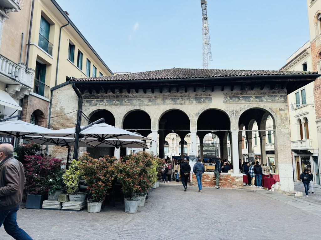 Treviso in un Giorno: la Città d'Acque tra Canali, Tiramisù e Palazzi Medievali