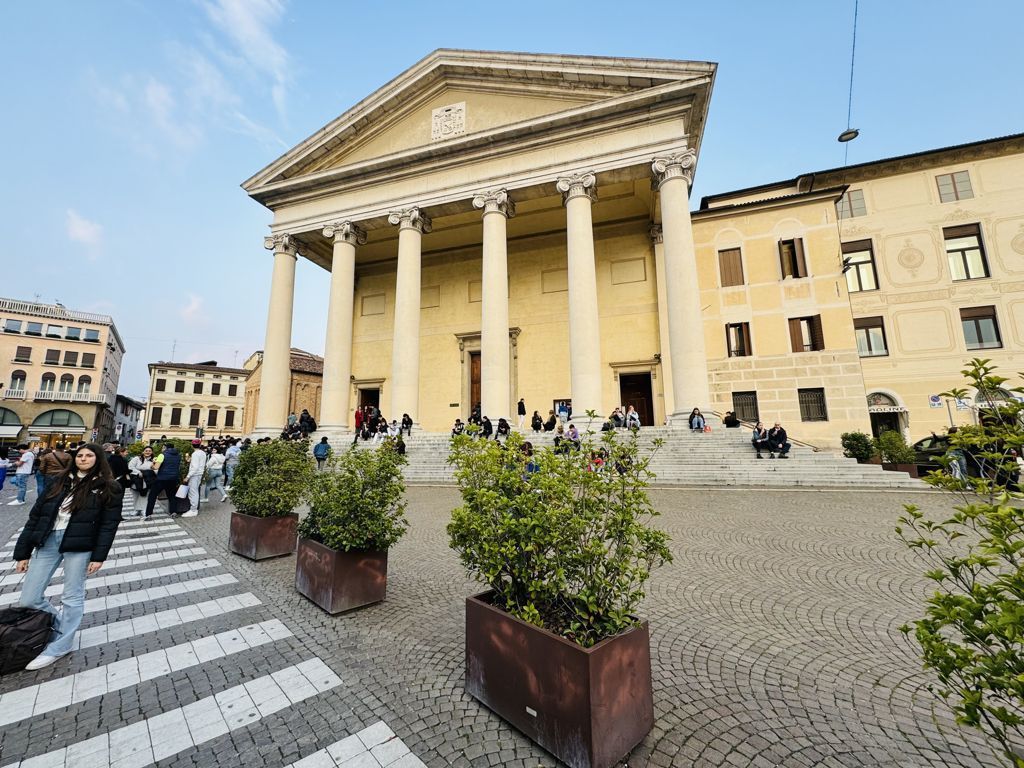 Treviso in un Giorno: la Città d'Acque tra Canali, Tiramisù e Palazzi Medievali