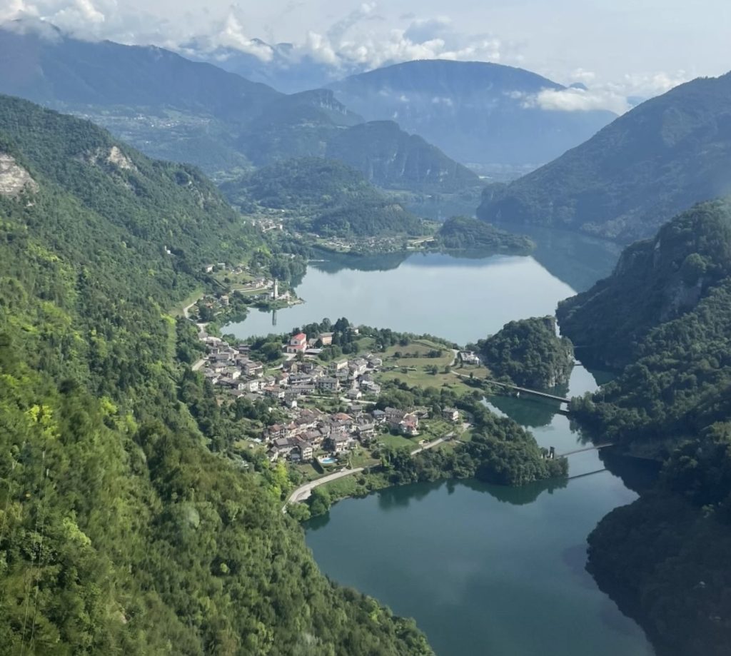 Lago del Corlo: kayak, ponti sospesi e trekking tra Veneto e Trentino
