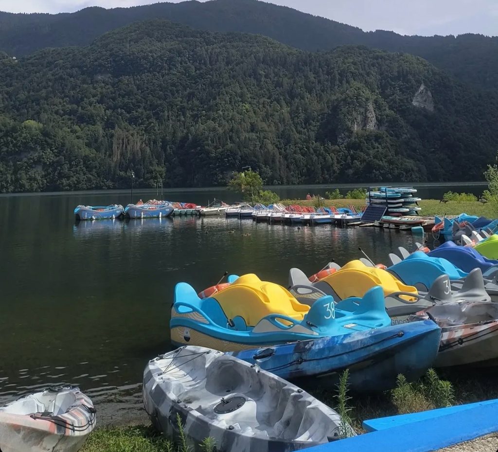 Lago del Corlo: kayak, ponti sospesi e trekking tra Veneto e Trentino