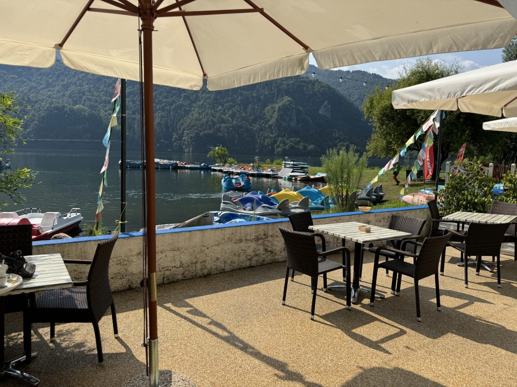 Lago del Corlo: kayak, ponti sospesi e trekking tra Veneto e Trentino
