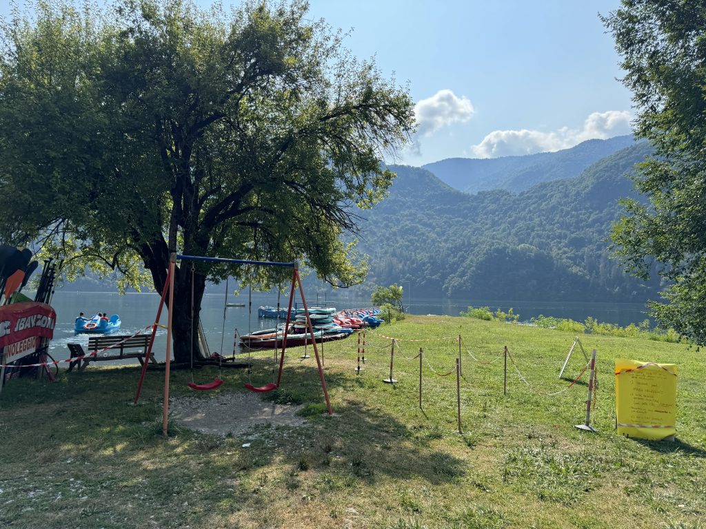 Lago del Corlo: kayak, ponti sospesi e trekking tra Veneto e Trentino