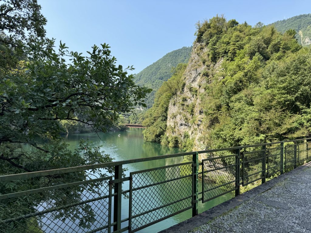 Lago del Corlo: kayak, ponti sospesi e trekking tra Veneto e Trentino
