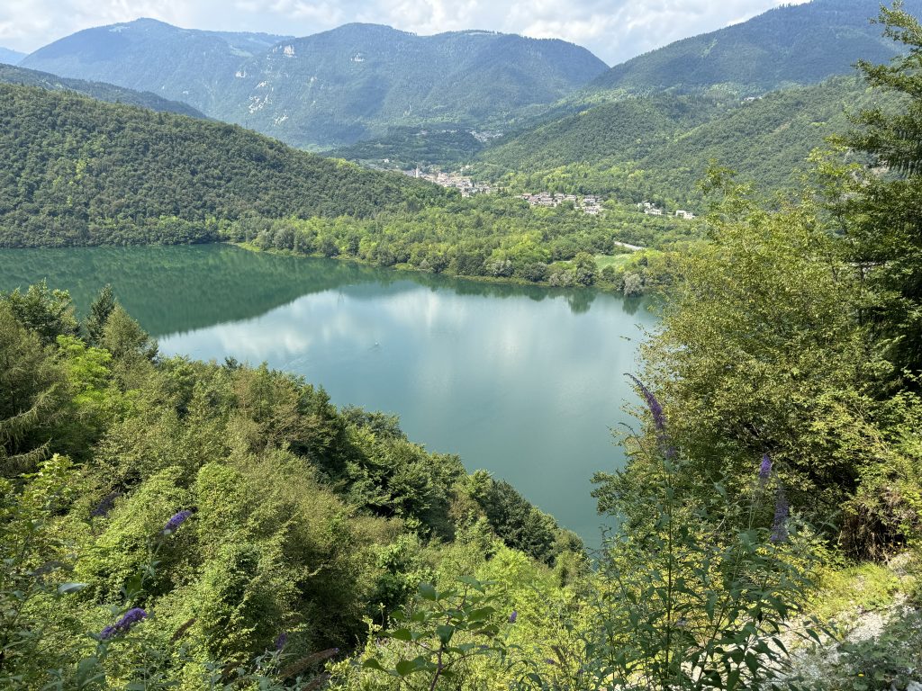 Lago del Corlo: kayak, ponti sospesi e trekking tra Veneto e Trentino