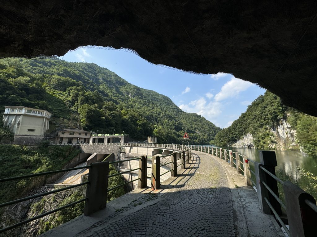 Lago del Corlo: kayak, ponti sospesi e trekking tra Veneto e Trentino