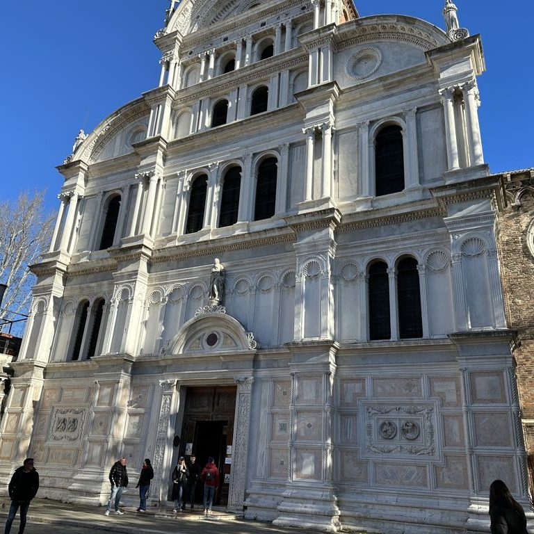 Venezia: le Mani Giganti di Lorenzo Quinn, la Cripta Allagata e i Segreti dell'Arsenale