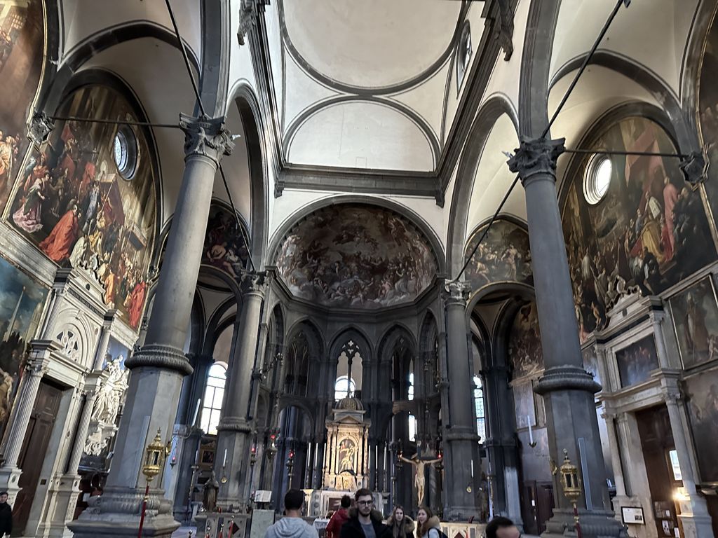 Venezia: le Mani Giganti di Lorenzo Quinn, la Cripta Allagata e i Segreti dell'Arsenale