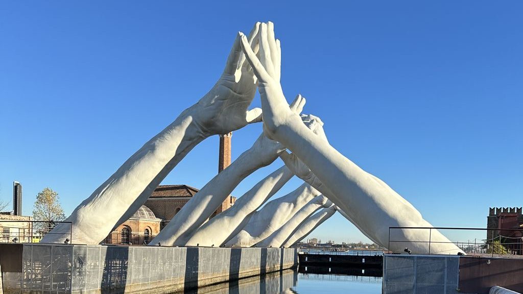 Venezia: le Mani Giganti di Lorenzo Quinn, la Cripta Allagata e i Segreti dell'Arsenale