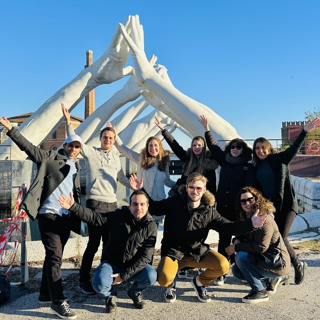 Venezia: le Mani Giganti di Lorenzo Quinn, la Cripta Allagata e i Segreti dell'Arsenale