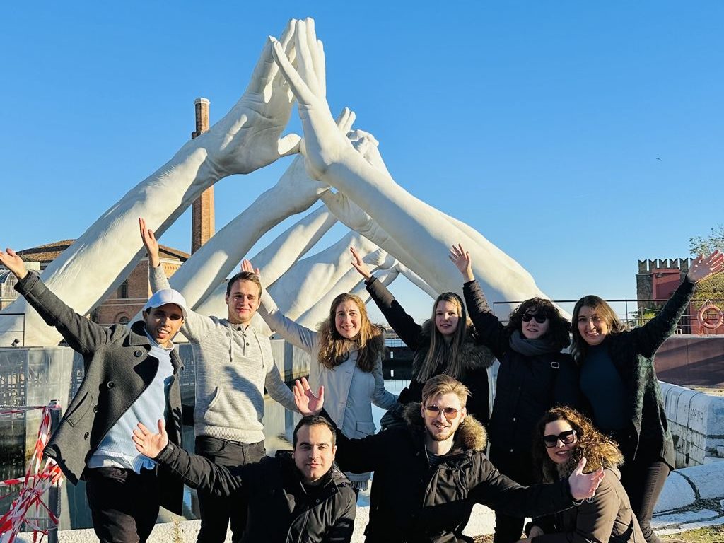 Venezia: le Mani Giganti di Lorenzo Quinn, la Cripta Allagata e i Segreti dell'Arsenale
