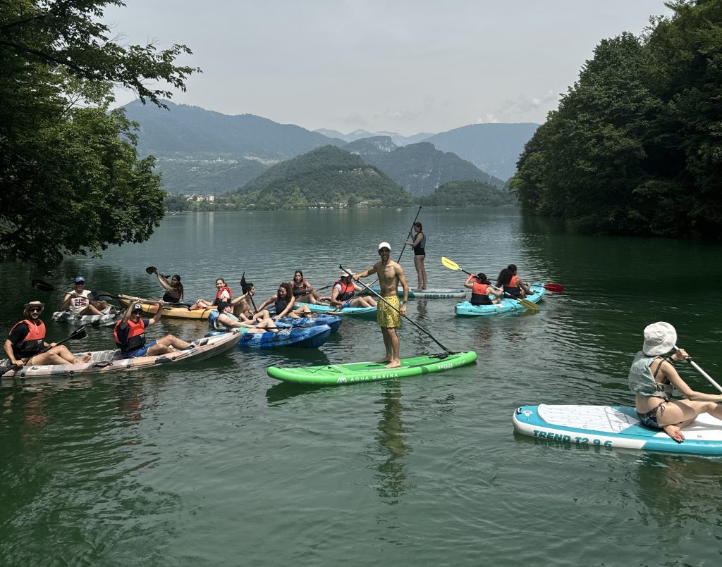 Lago del Corlo: kayak, ponti sospesi e trekking tra Veneto e Trentino