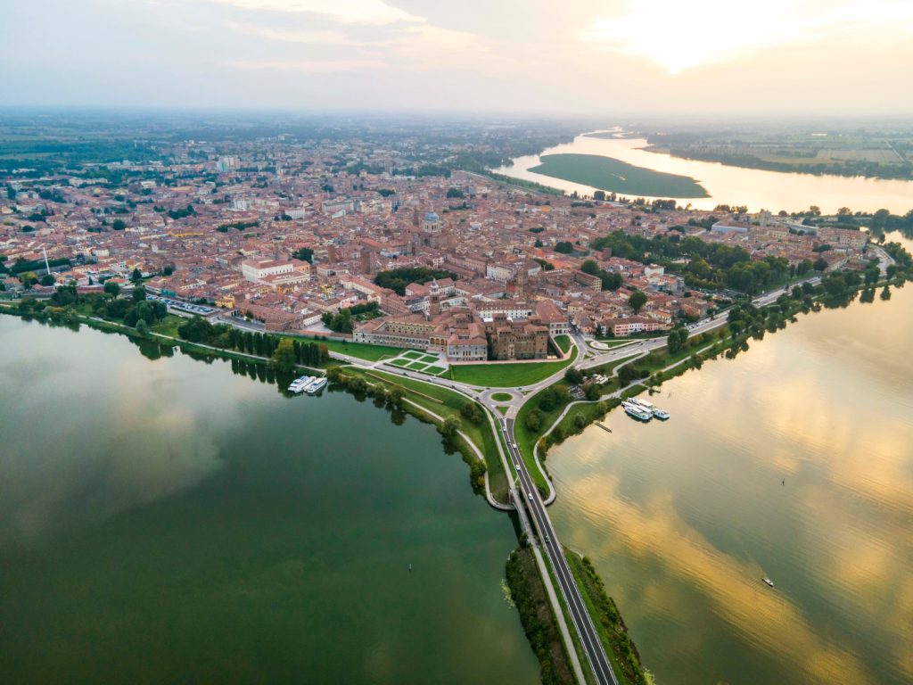 Tour in bici e in barca a Mantova tra i fiori di loto