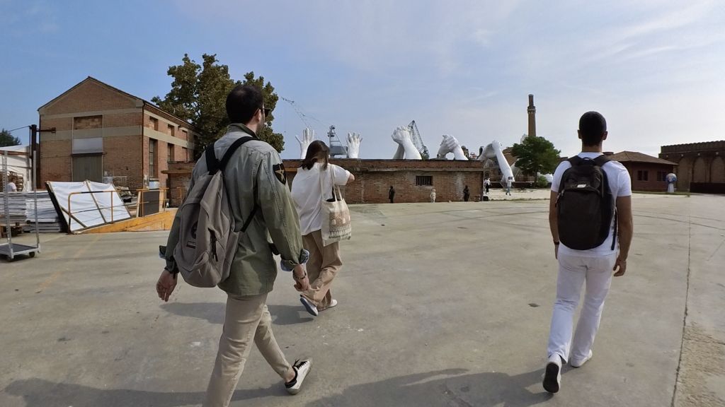 Venezia: le Mani Giganti di Lorenzo Quinn, la Cripta Allagata e i Segreti dell'Arsenale