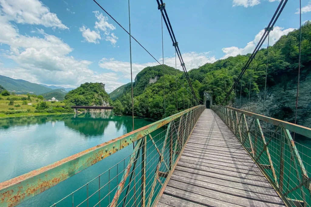 Lago del Corlo: kayak, ponti sospesi e trekking tra Veneto e Trentino