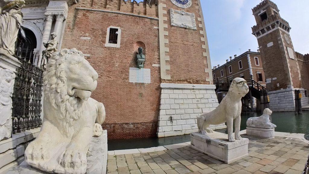 Venezia: le Mani Giganti di Lorenzo Quinn, la Cripta Allagata e i Segreti dell'Arsenale