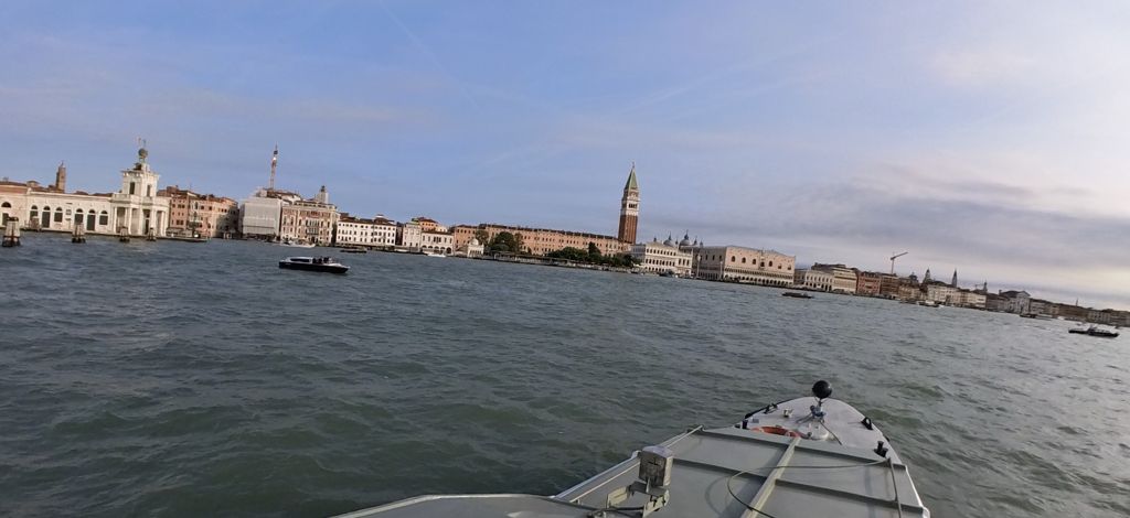 Venezia: le Mani Giganti di Lorenzo Quinn, la Cripta Allagata e i Segreti dell'Arsenale