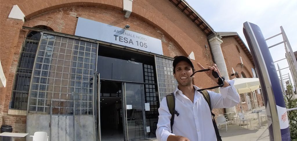Venezia: le Mani Giganti di Lorenzo Quinn, la Cripta Allagata e i Segreti dell'Arsenale