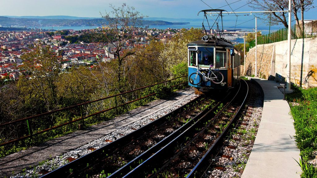 Passeggiata di Gruppo a Trieste tra Castelli e Piazze