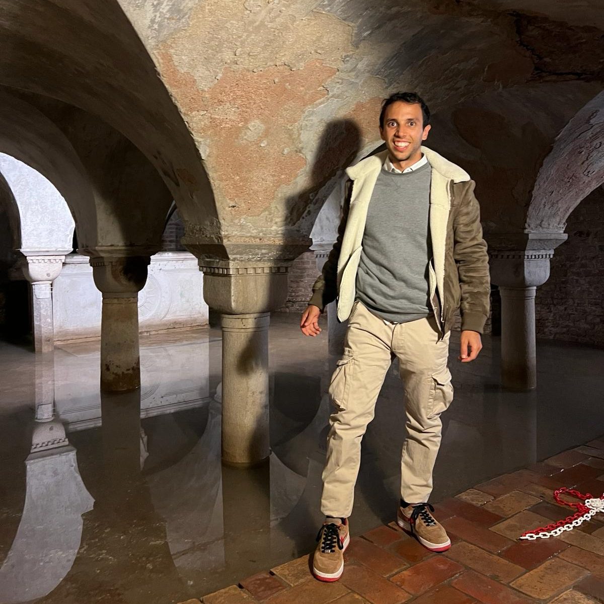Venezia: le Mani Giganti di Lorenzo Quinn, la Cripta Allagata e i Segreti dell'Arsenale