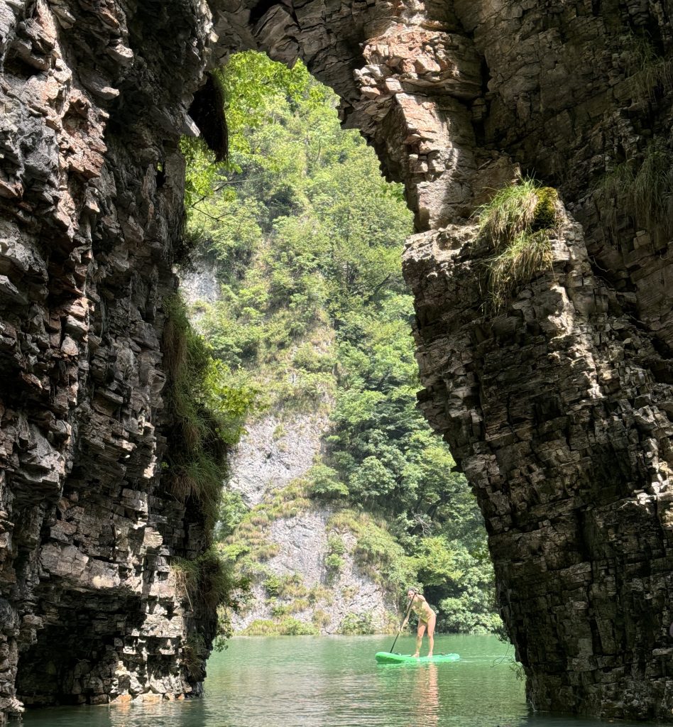 Lago del Corlo: kayak, ponti sospesi e trekking tra Veneto e Trentino