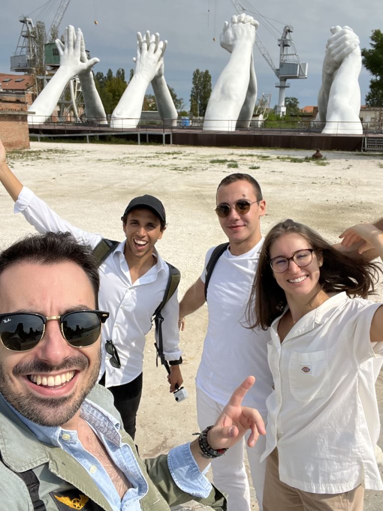 Venezia: le Mani Giganti di Lorenzo Quinn, la Cripta Allagata e i Segreti dell'Arsenale