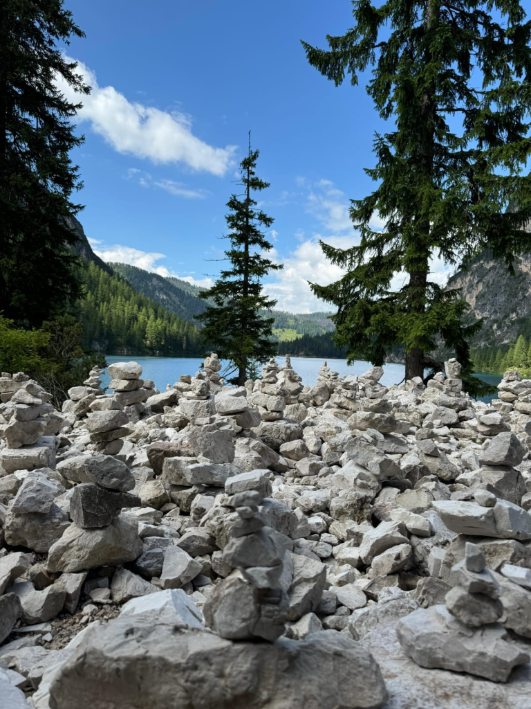 Il lago di Braies: il gioiello blu delle Dolomiti