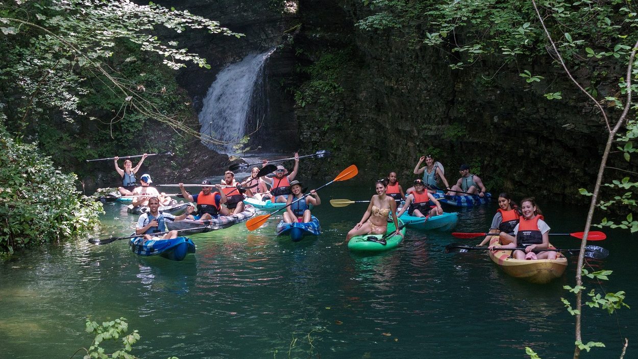 Lago del Corlo: kayak, ponti sospesi e trekking tra Veneto e Trentino