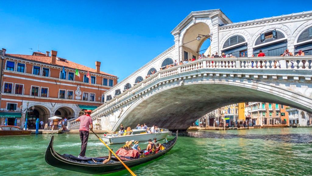 Venezia: le Mani Giganti di Lorenzo Quinn, la Cripta Allagata e i Segreti dell'Arsenale