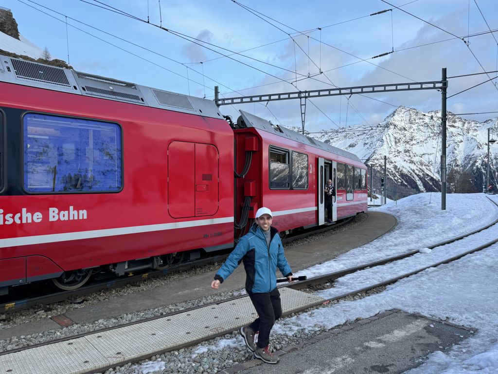 Bernina: Il Trenino Rosso e i Suoi Panorami Incantati