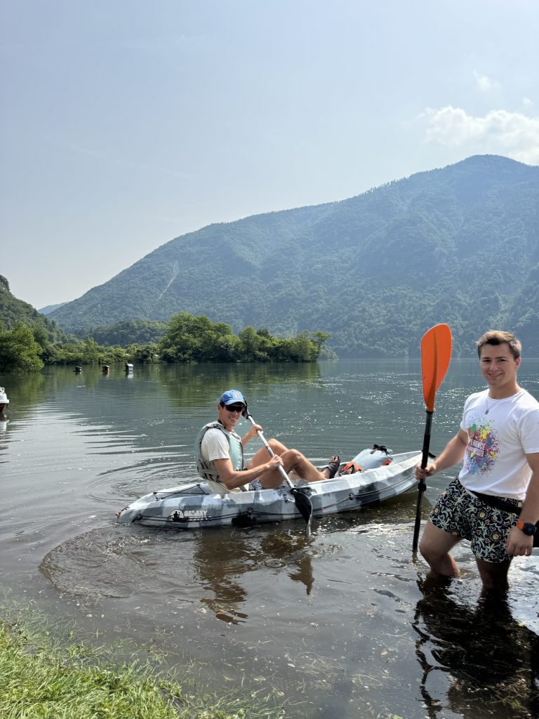 Lago del Corlo: kayak, ponti sospesi e trekking tra Veneto e Trentino